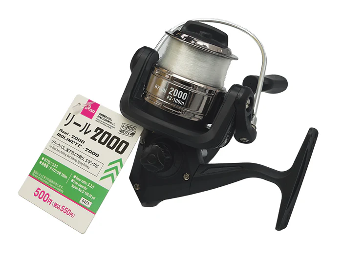 釣り初心者むけで特にコスパ良いものを探す方に向けてダイソーから販売している2000番のリール画像（550円）