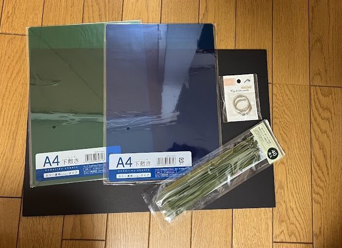 集魚灯の加工に使用する道具の一覧写真（下敷き緑、青、タイラップ、キーリング）