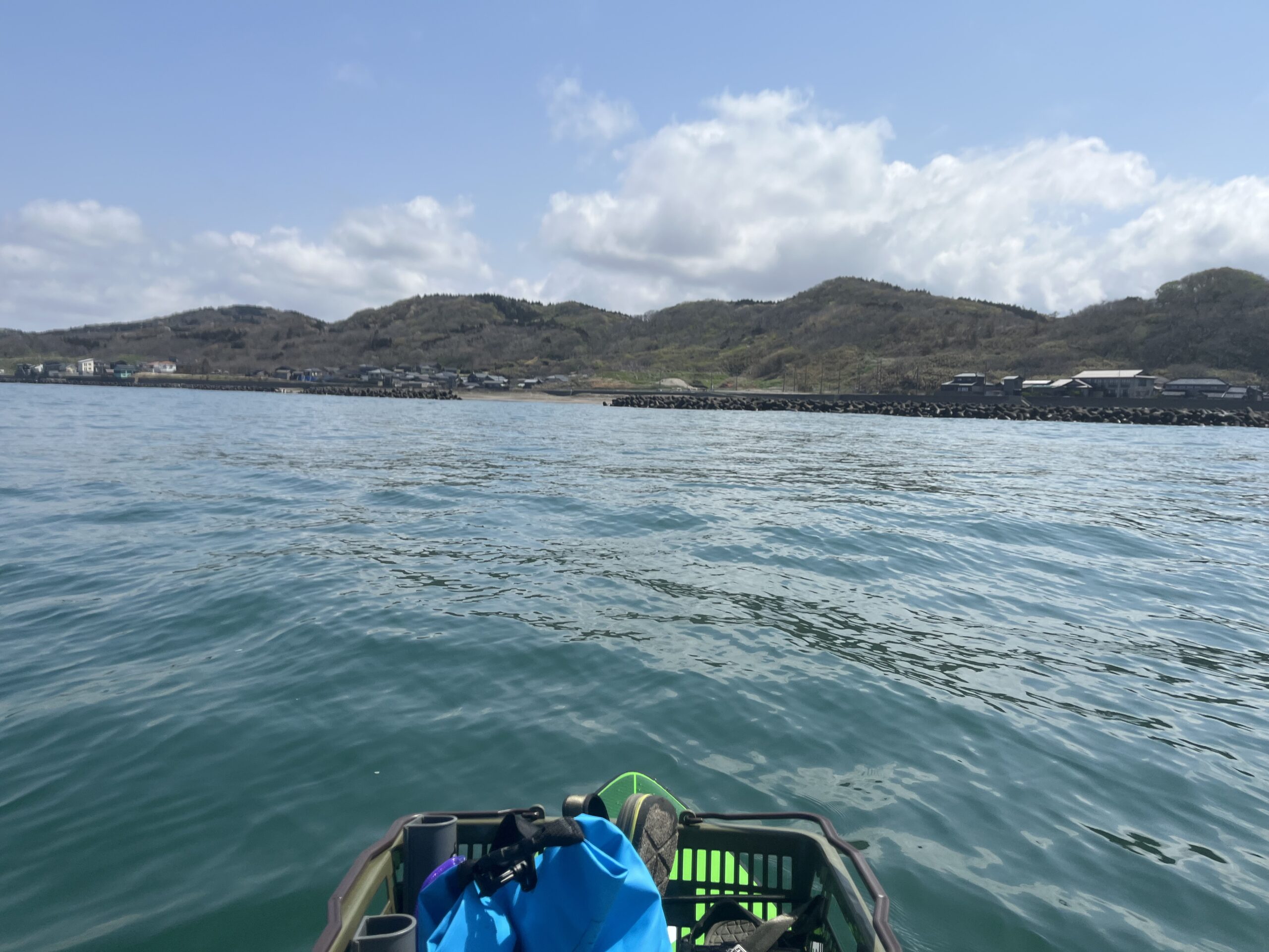 SUPにて沖から浜側を撮影した海上写真、沖のテトラ帯も写っている