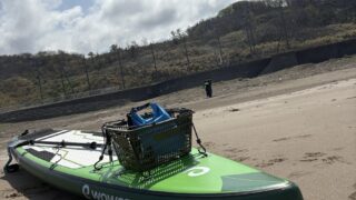 SUPと晴天の浜辺の写真 SUP釣り出廷への準備
