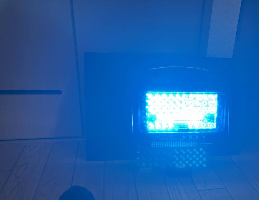 マキタ互換バッテリー対応LEDライト の加工したライト青色の照射のデモテストした写真