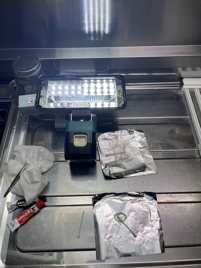 集魚灯の加工途中のLED凸レンズを接着している写真