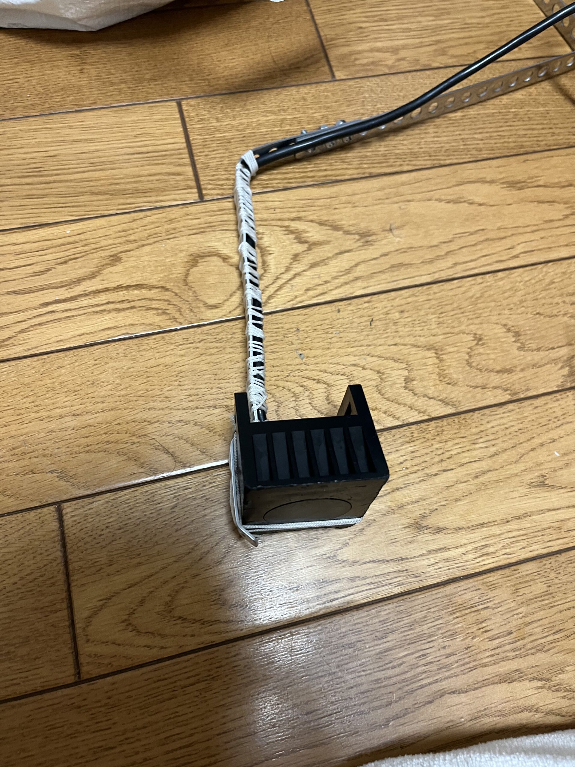SUPフィッシングで使用する振動子のカスタム風景写真。下振糸で固定