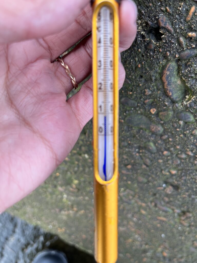 2026/3/11の新潟中越寺泊の野積での青物狙いの釣行での現地での水温調査の水温計温度の写真
