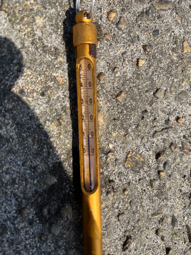 2026/3/27の新潟県寺泊エリア野積での釣行の際に撮影　水温計12度を示す