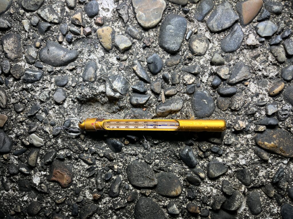 2026/4/20新潟寺泊実釣ナイトアジングに行ってきたときの水温計の写真。水温12度