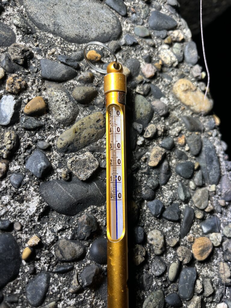 4/27 寺泊ナイトアジング＆朝マズメジギング釣行記の水温計写真。水温14度