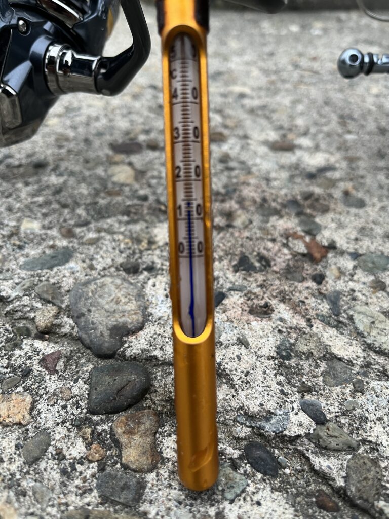 4/27 寺泊ナイトアジング＆朝マズメジギング釣行記の水温計写真。水温14度