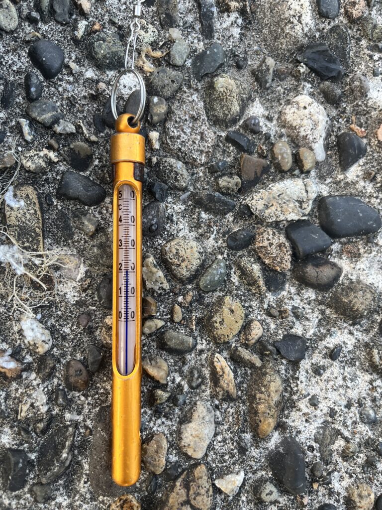 アルマイトすいおんけいの写真。水温20度を示す