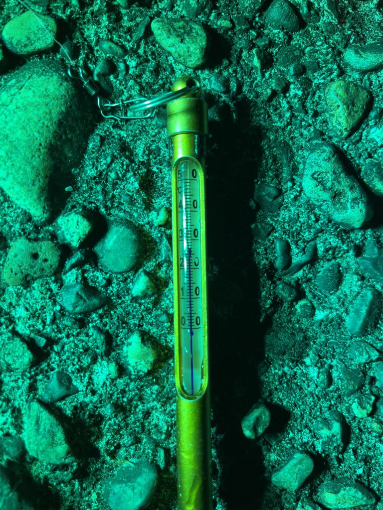 水温計写真２７度を示す